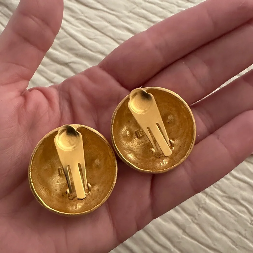 Vintage Gold tone Essex signed clip on Earrings with Rhinestones - Picture 6 of 6